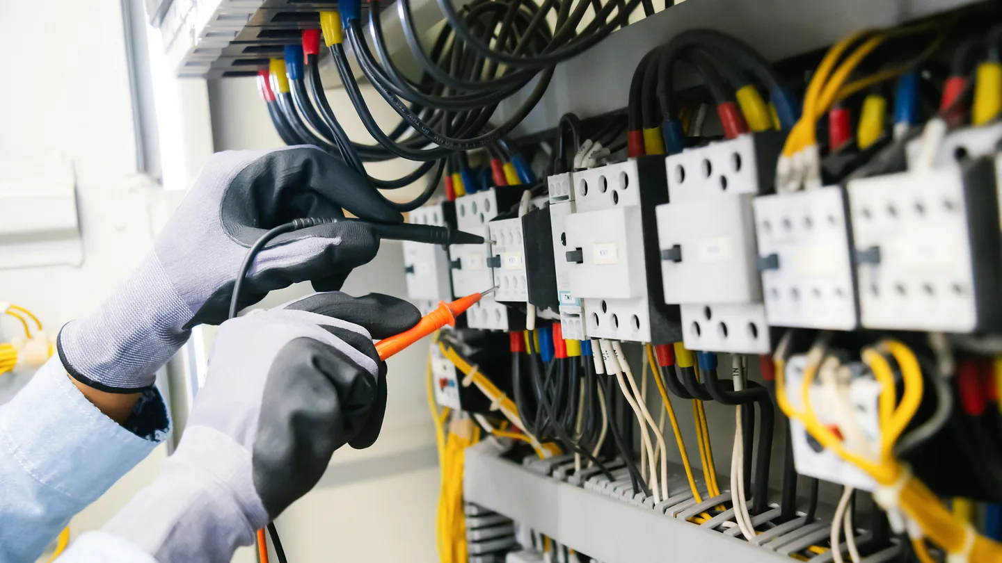 Medição em um quadro elétrico, imagem ilustrativa dos serviços.